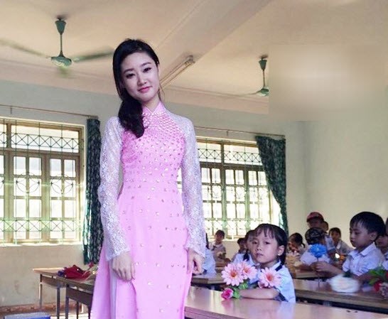 Áo dài giáo viên: Áo dài giáo viên không chỉ là một trang phục truyền thống của người Việt Nam mà còn mang lại vẻ đẹp trang nhã và thanh lịch cho người mặc. Hãy tìm hiểu về bộ sưu tập áo dài giáo viên của chúng tôi, với nhiều mẫu mã đa dạng và phù hợp với nhiều lứa tuổi.