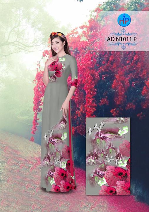 1502038108 375 vai ao dai hoa sen tren nen xam ad