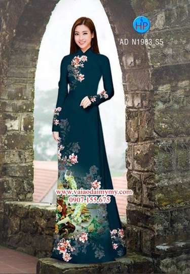 1517232081 187 vai ao dai cong trang trong vuon hoa xuan ad