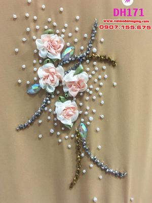 vải áo dài đính hoa hồng trên ngực áo (1)