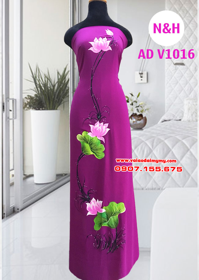 Vải áo dài hoa sen tím là biểu tượng đẹp đẽ và truyền thống của Việt Nam. Xem bức ảnh này và bạn sẽ nhận thấy vẻ đẹp tinh tế và thanh lịch của chiếc áo dài này.