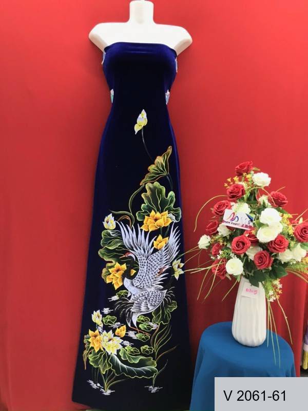 Với chất liệu vải nhung mềm mại và họa tiết chim và hoa tinh tế, chiếc áo dài sẽ là sự lựa chọn hoàn hảo cho những buổi tiệc tối sang trọng hoặc những sự kiện thật đặc biệt. Hãy để bức tranh nghệ thuật áo dài mang lại cho bạn vẻ đẹp của nàng thơ Việt Nam.