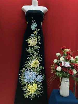 Những bông hoa cúc tươi trên áo dài sẽ khiến bất kỳ ai cũng say đắm trước vẻ đẹp tinh khiết của nó. Hãy đến và chiêm ngưỡng những chi tiết tinh tế trên bộ áo dài này.