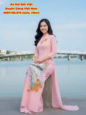 1760066721 119 vai ao dai ve tay hoa phuong va cau trang